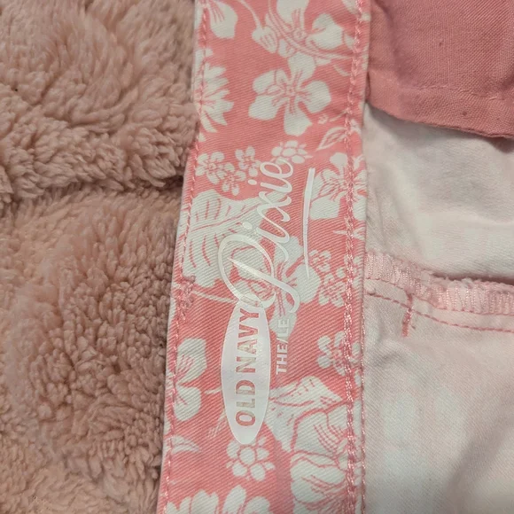Pixie Old Navy Pink and White Shorts Floral Design 3 Inch - Picture 3 of 4
